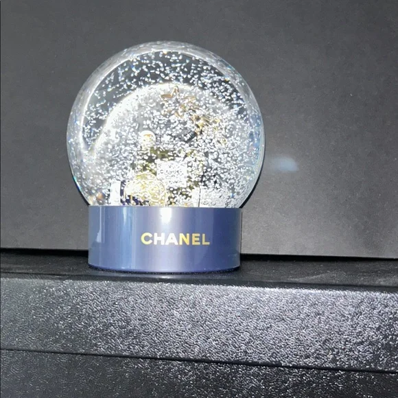 Chanel beauty -Snow globe - Picture 4 of 11